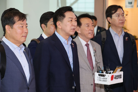 김기현 국민의힘 대표가 10일 인천국제공항에서 미국으로 출국하기 전 취재진 질의에 답하고 있다. [연합뉴스]